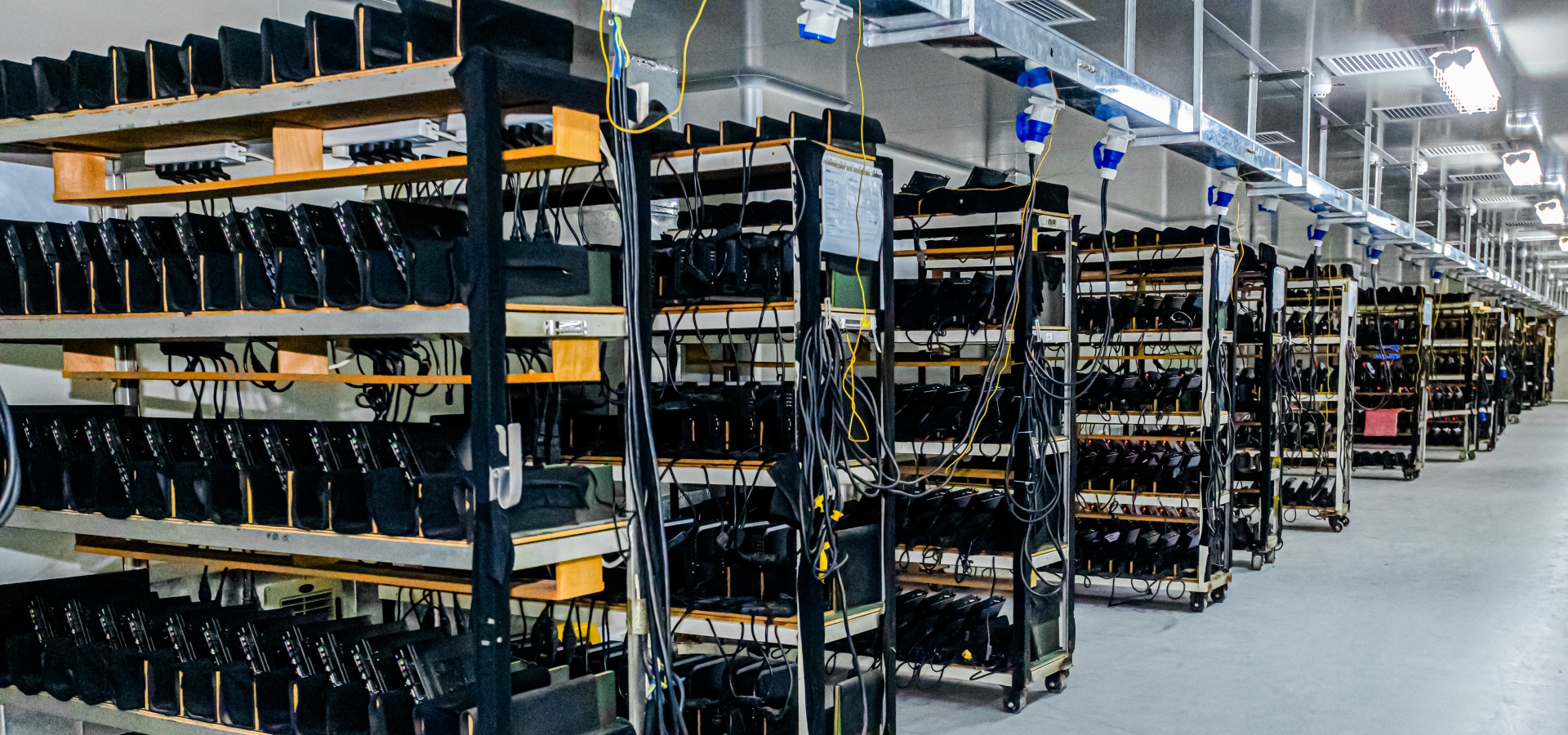 Nossa produção inteligente inclui montadores de chips SMT de alta velocidade e linhas de montagem au Nossa produção inteligente inclui montadores de chips SMT de alta velocidade e linhas de montagem au